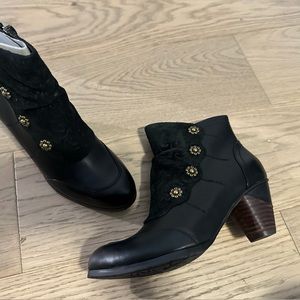 NIB New L’Artiste Spring Step Belford Black Bootines Size 38 7-7.5